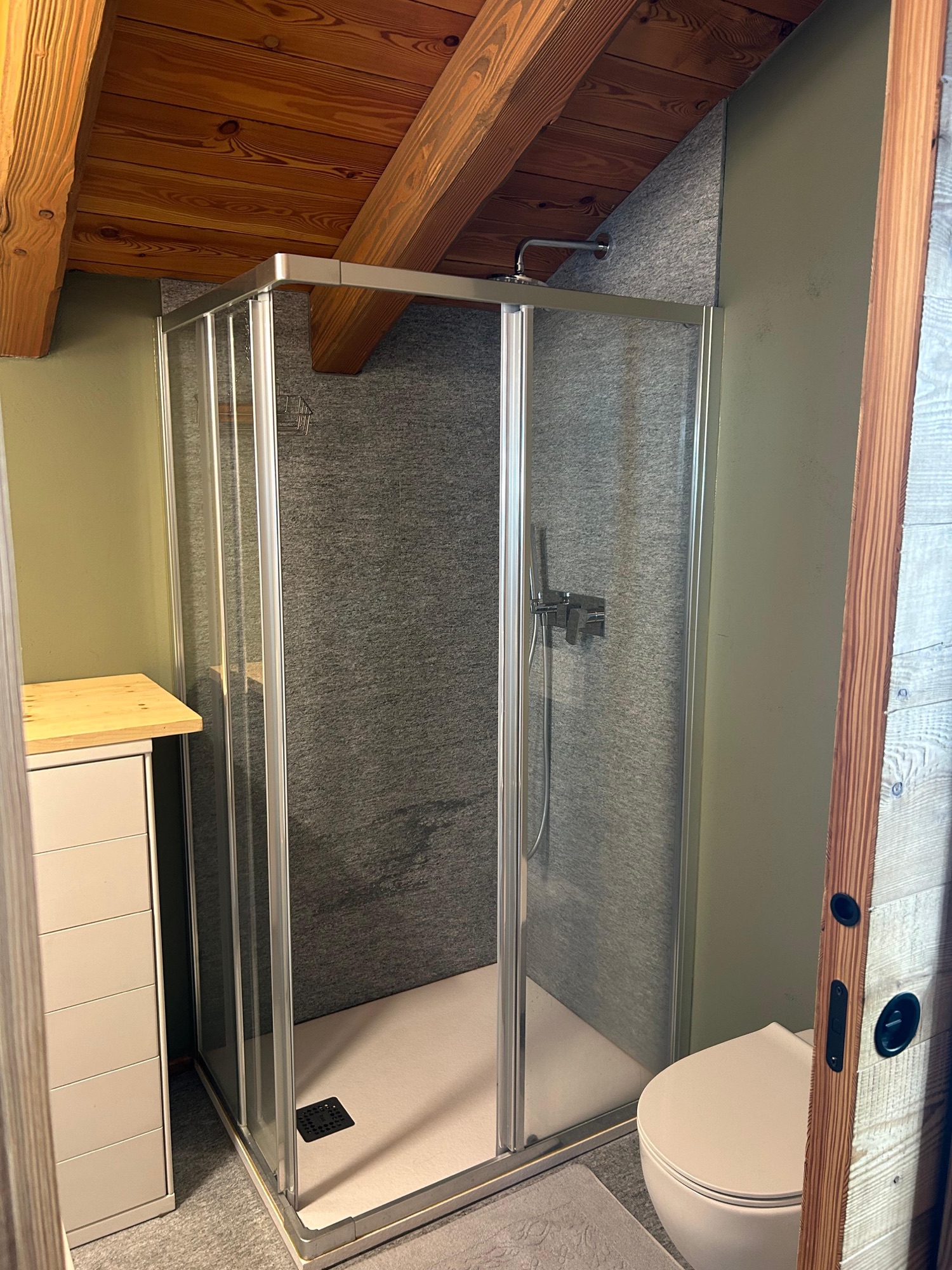 Shower room under the eaves