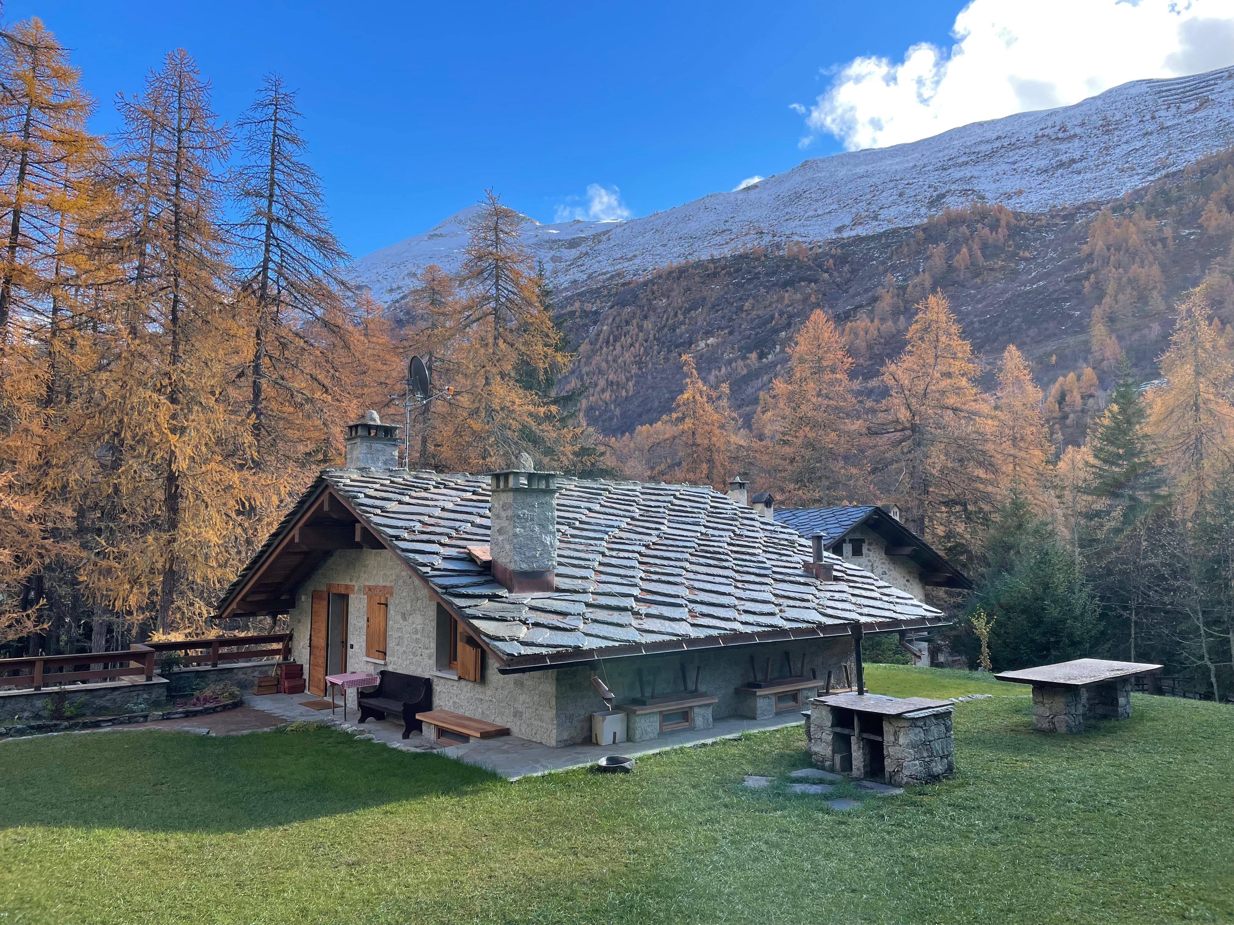 Lo Chalet in autunno con le montagne sullo sfondo
